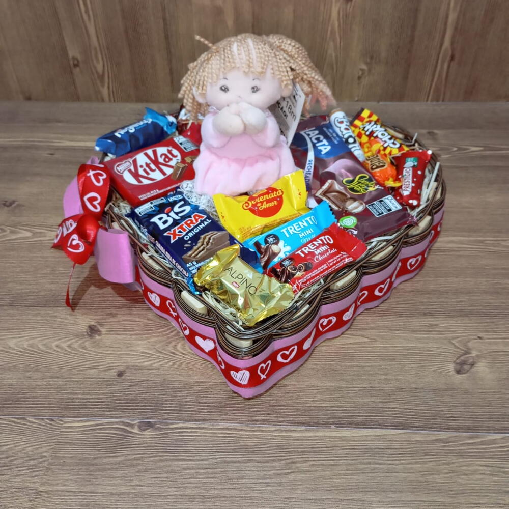 imagem_2026-03-26_170006616 Cesta Coração com Boneca e Recheada de Chocolates - Imagem 1