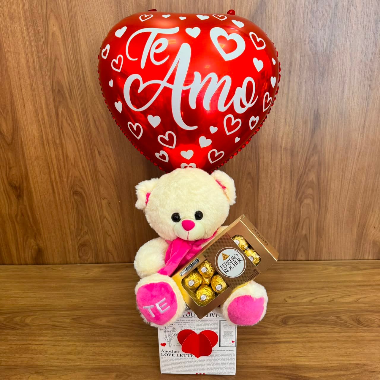 WhatsApp Image 2026-06-09 at 12.44.52 🧸❤️ Urso de Pelúcia com Balão "Te Amo" - Imagem 1